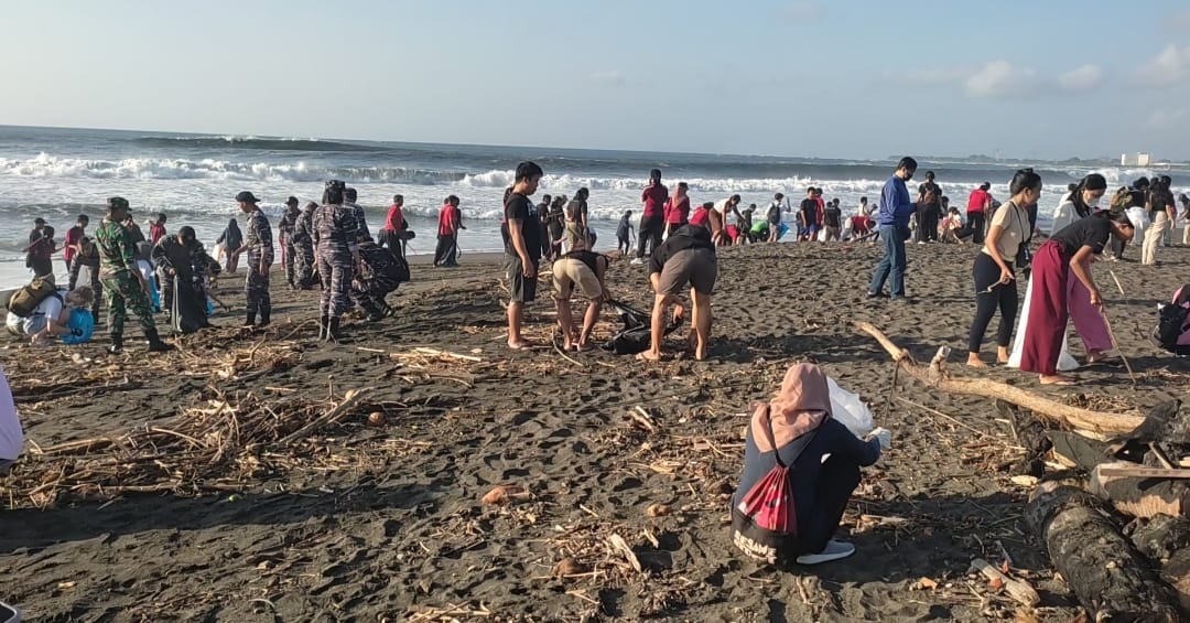 Suasana bersih-bersih di pantai Lembeng dalam rangka Rayakan World Cleanup Day 2023