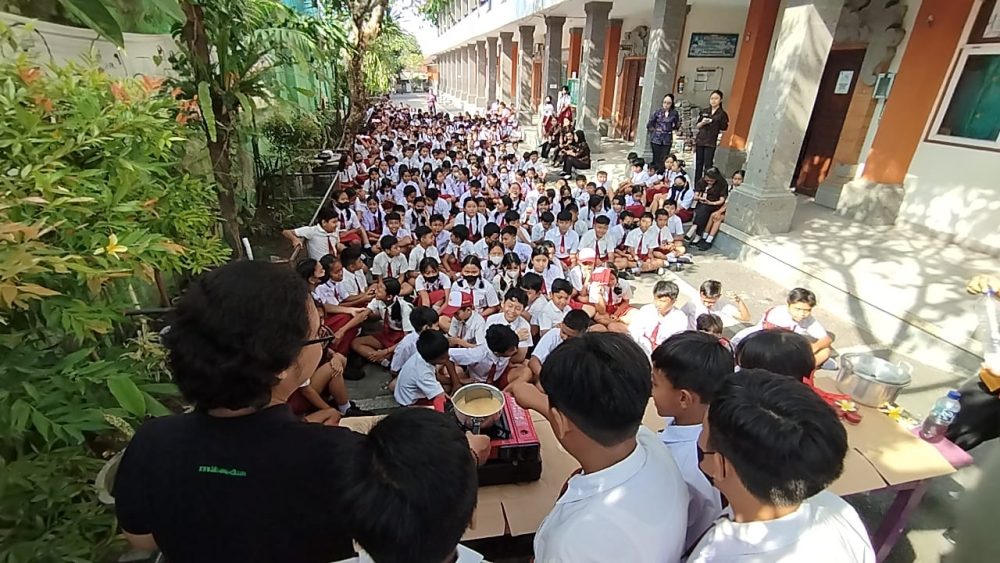 Komunitas Laksana Becik Ajak Siswa SD Negeri 18 Dangin Puri Peduli Lingkungan