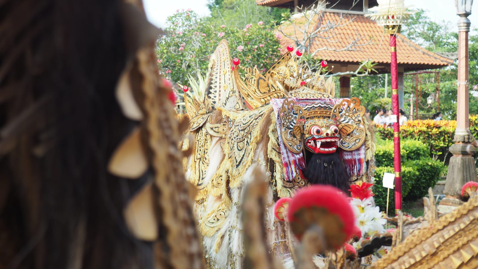 Tarian Barong dalam parade budaya saat perayaan HUT ke-14 Mangupura.