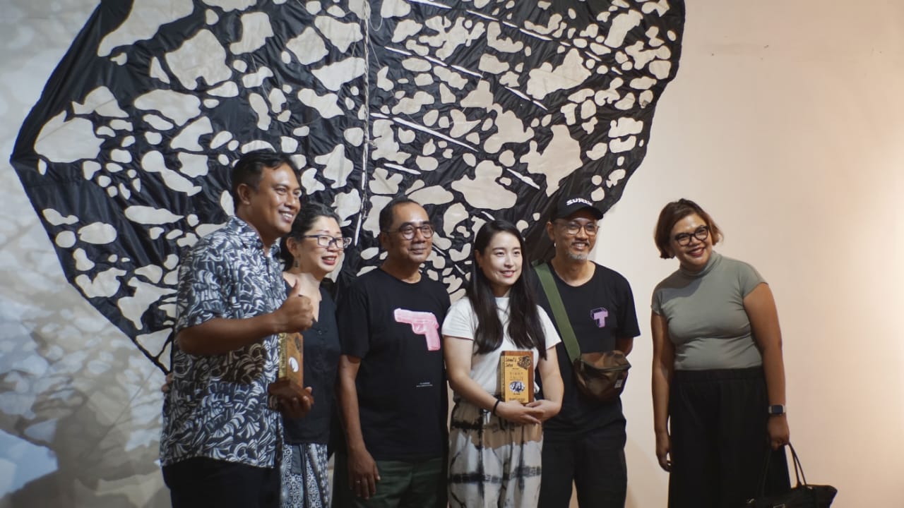 Suasana foto bersama saat opening acara pameran layang-layang kontemporer dari Yoh Yasuda dan Kadek Armika.