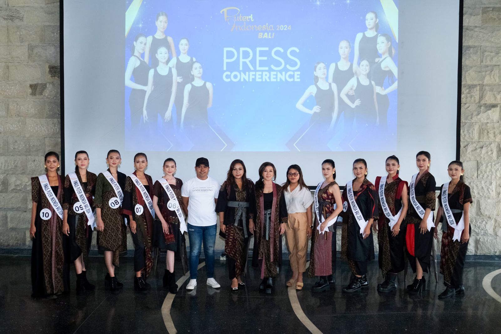 Finalis Puteri Indonesia Bali 2024, berfoto bersama dengan Lenny Hartono dan ketua panitia serta sponsor.